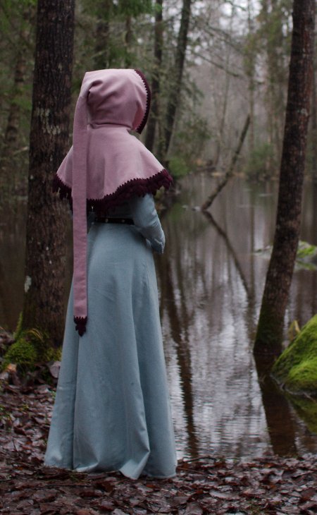 14th
            century dress