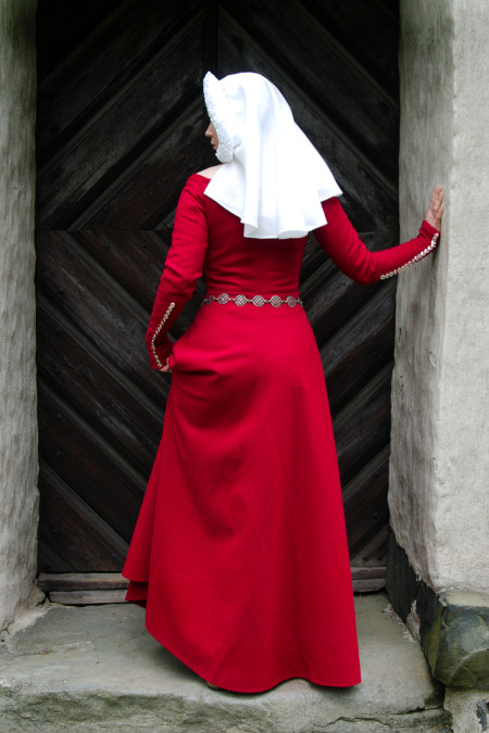 14th
        century kirtle