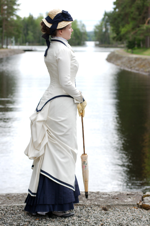 walking dress 1880