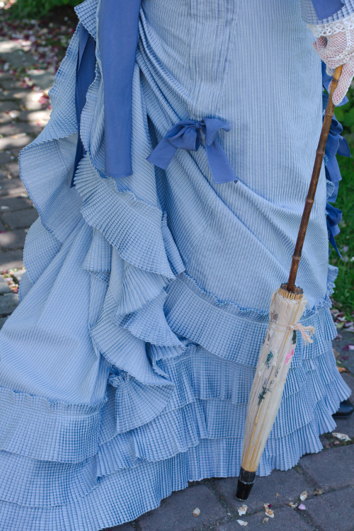 polonaise day
dress 1870s