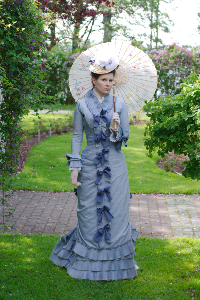 polonaise
            day dress 1870s