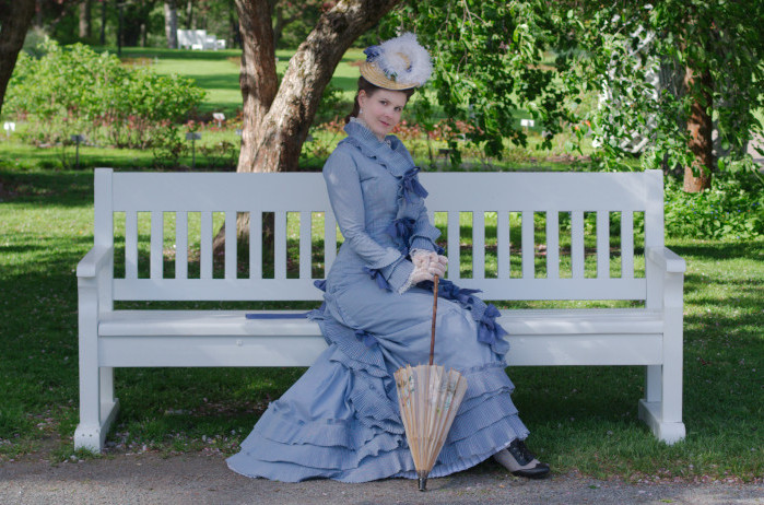 polonaise day
dress 1876
