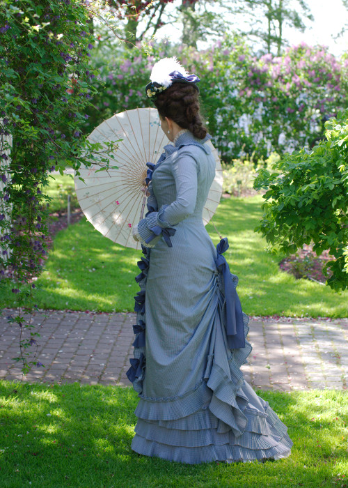 polonaise
              day dress 1870s